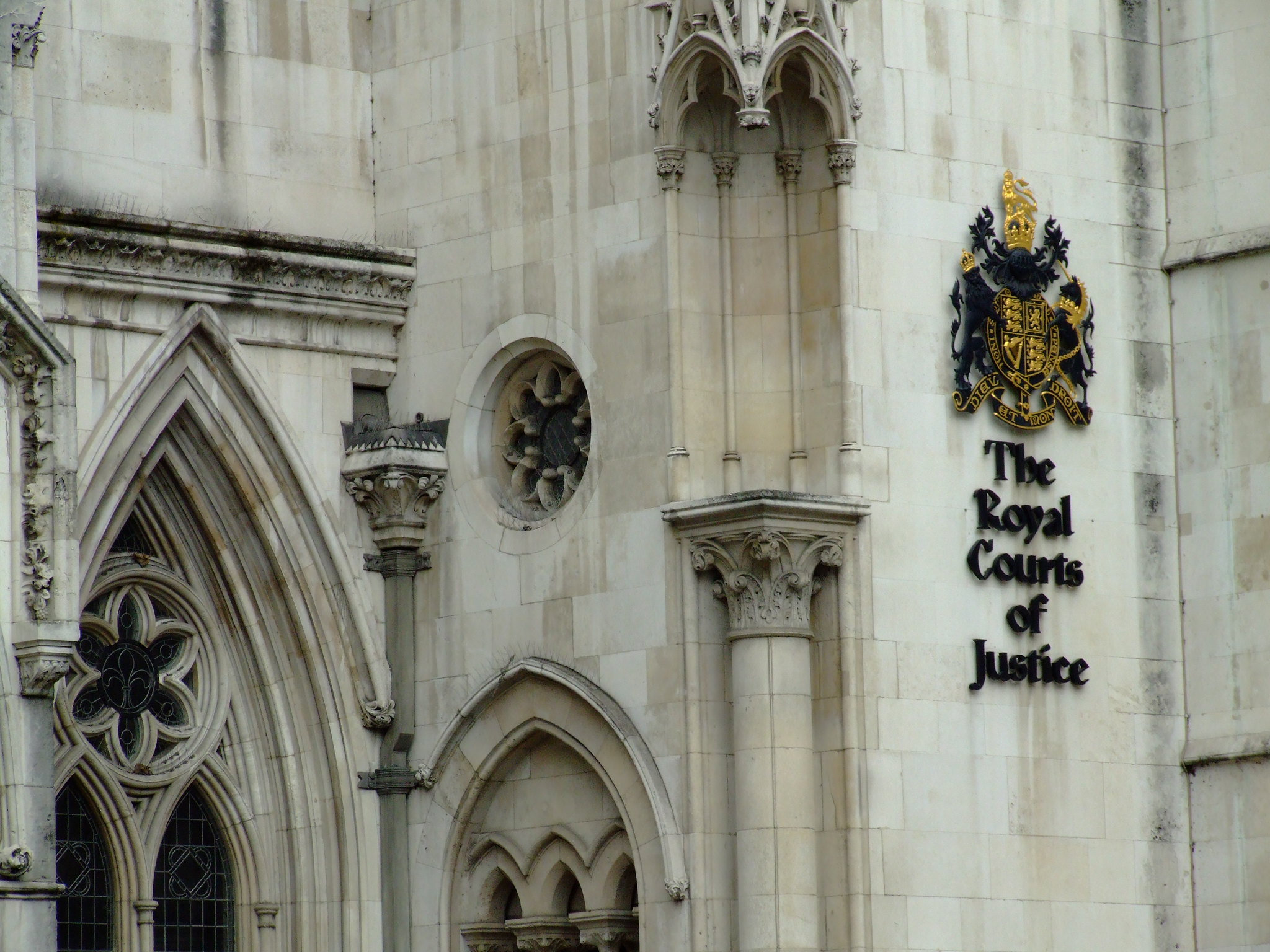 The royal courts of justice sign